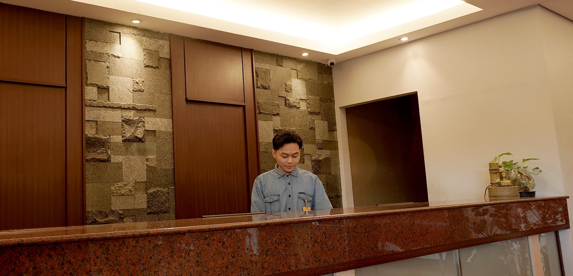 Mutiara Hotel Showcase Background Slide 4
